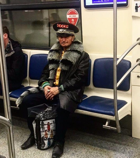 Парень в ушанке в метро