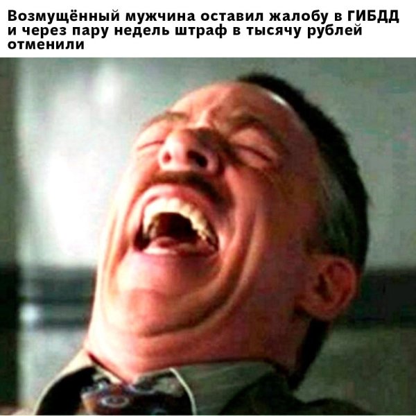 Смеющийся редактор из человека