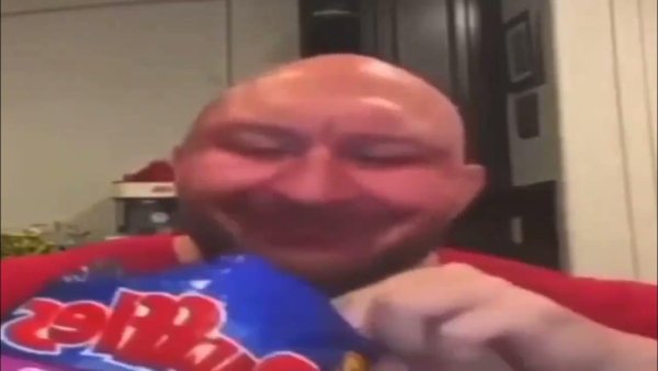 Чел хавает чипсы