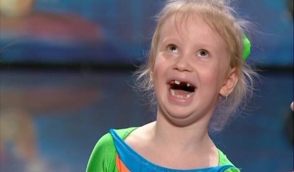 Мальчик смеется