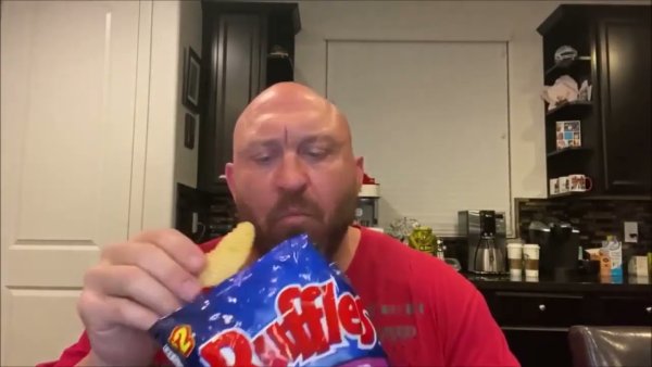 Мужик ест чипсы