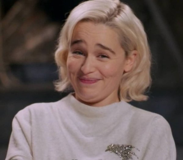 Эмилия Кларк смеется Мем