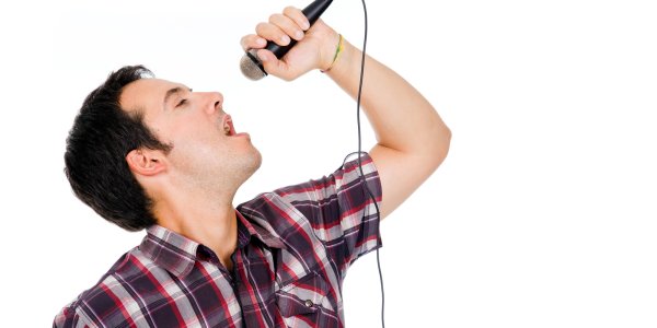 Парень поет