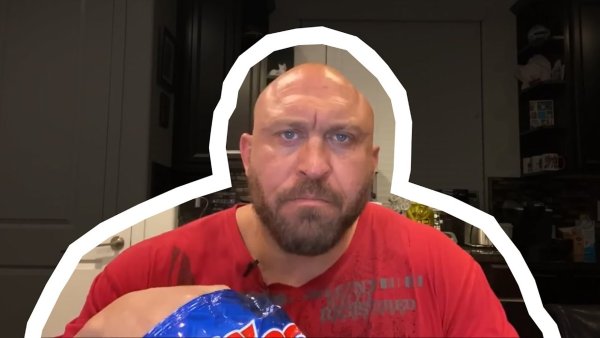 Мужик ест чипсы