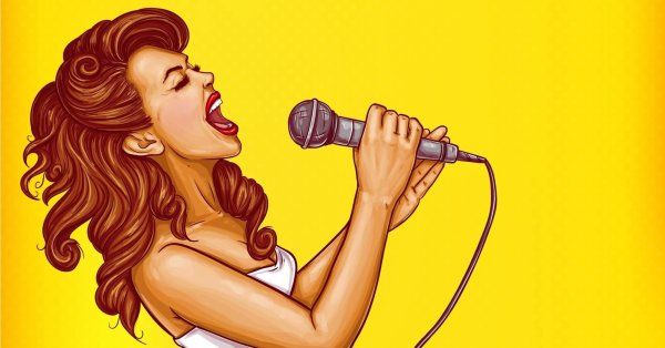 Красивая девушка с микрофоном