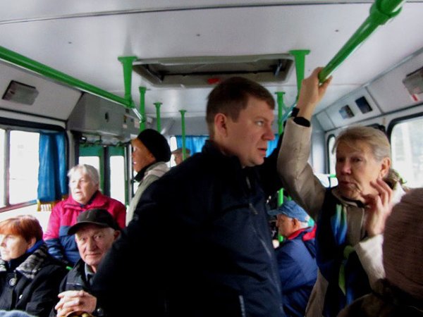 Сел в автобус стою