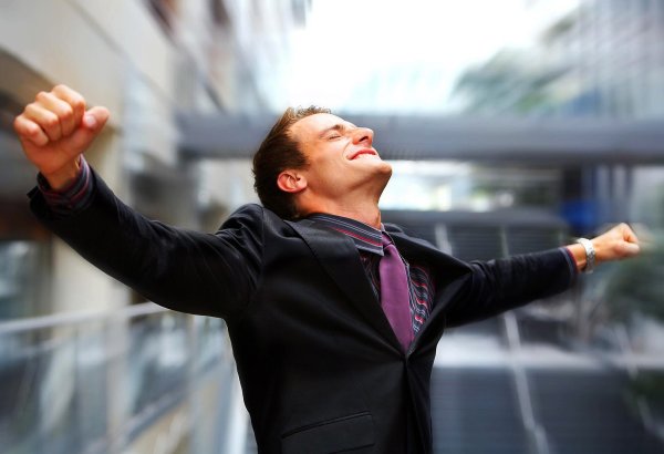 Чел радуется