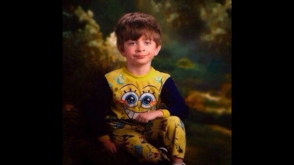 Мальчик в пижаме со Спанч Бобом