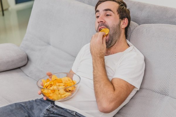 Мужик с чипсами