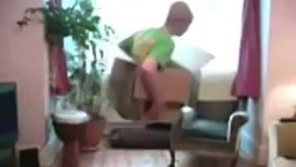 Мужик летает в коробке