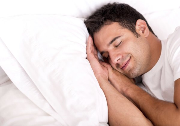 Мужчина спит