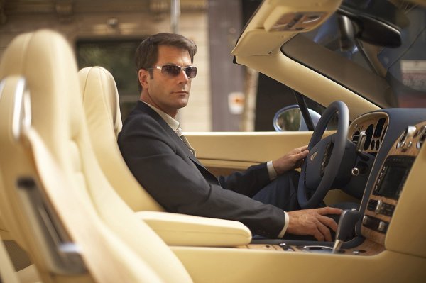 Мужчина в дорогой машине