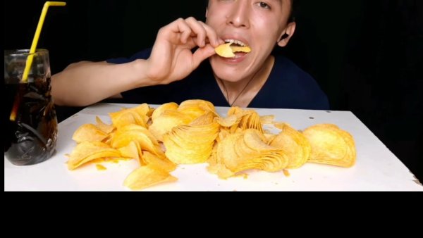 Чел хавает чипсы