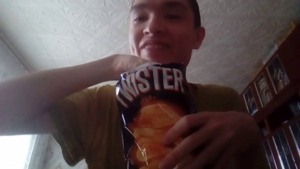 Чел хавает чипсы Мем