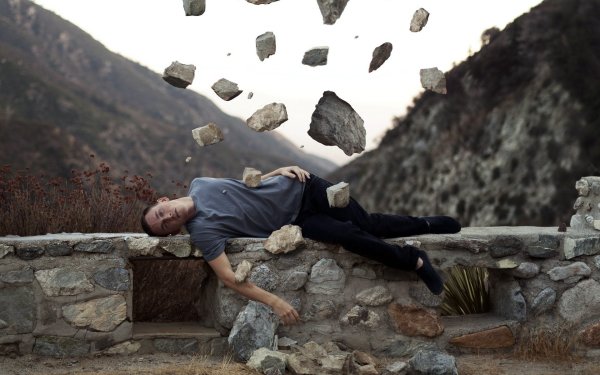 Человек падает со скалы