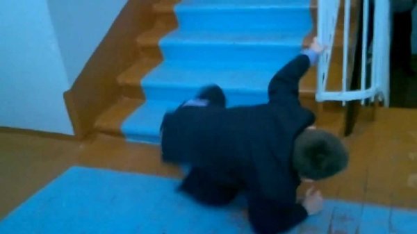 Школьник падает с лестницы