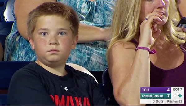 Мальчик смотрит в камеру