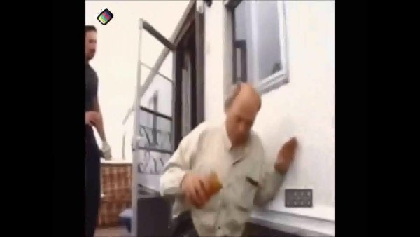 Мужик падает