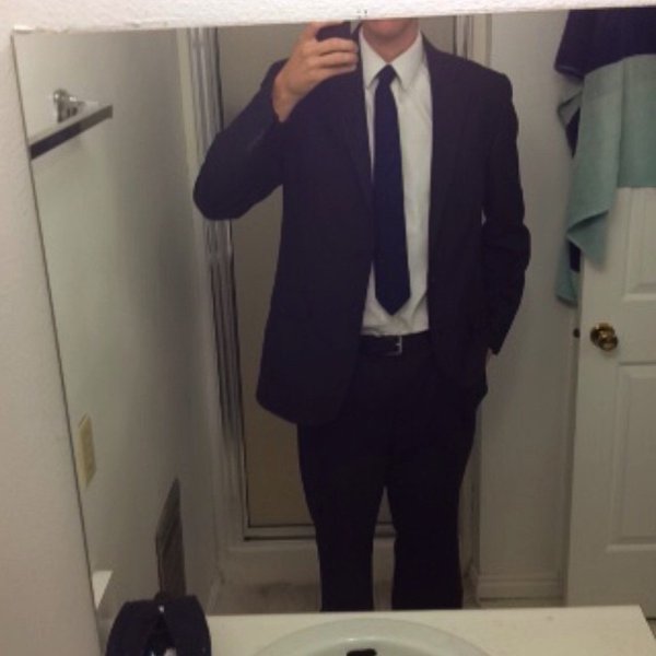 Мужчина в костюме селфи