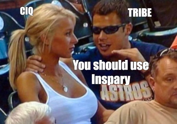 Мем парень объясняет девушке на стадионе