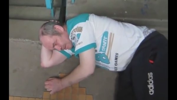 Пьяный упал с лестницы