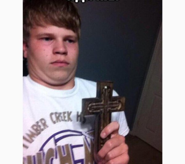 Мем с крестом в руке