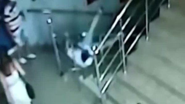 Падает с лестницы