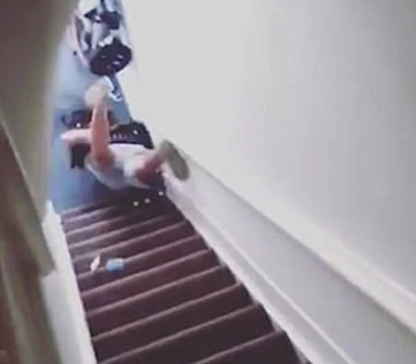 Школьник падает с лестницы