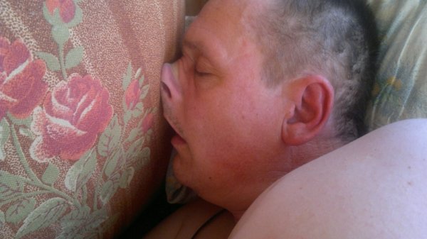 Смешной спящий мужчина