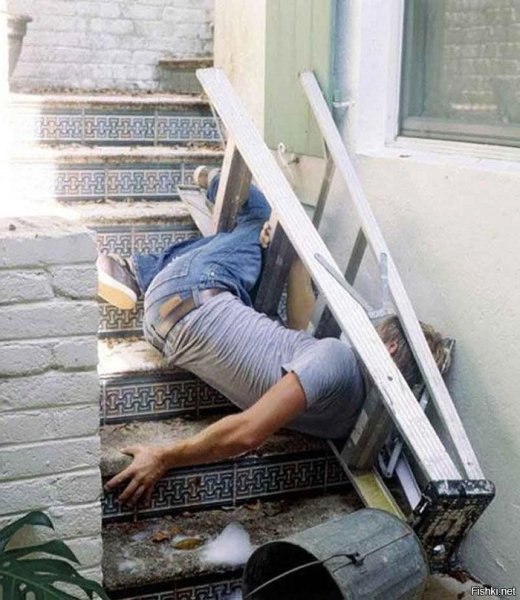 Упал со стремянки