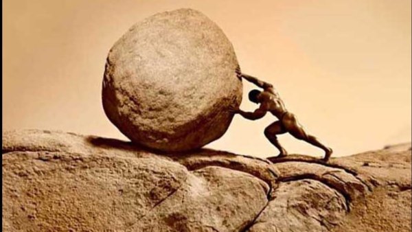 Толкает камень в гору