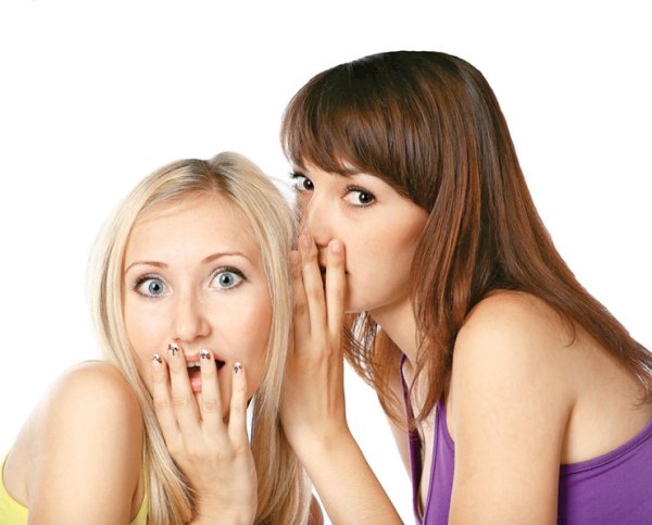 Девушка шепчет