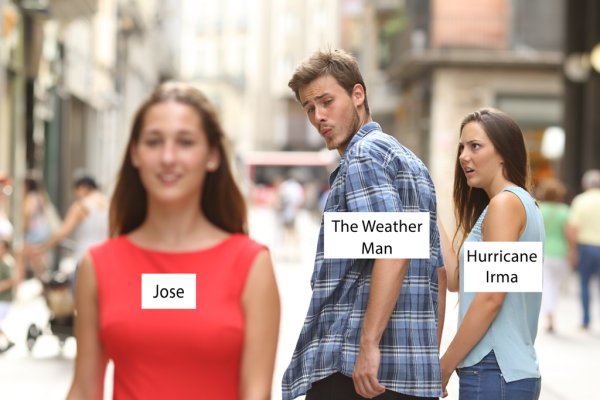 Парень оборачивается на девушку