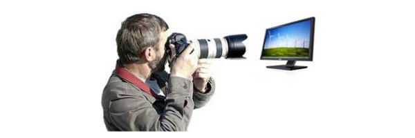 Чел фотографирует монитор