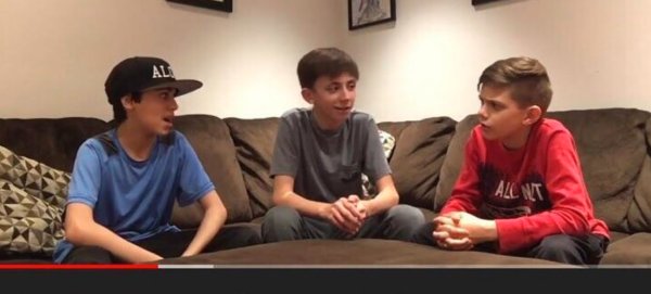 Школьники на диване Мем