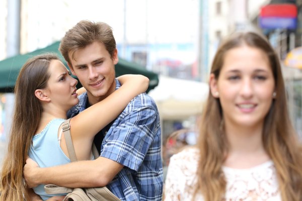 Смотрит на другую девушку