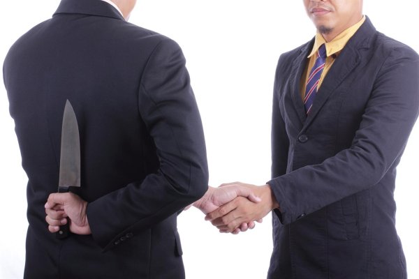 Чел с ножом за спиной