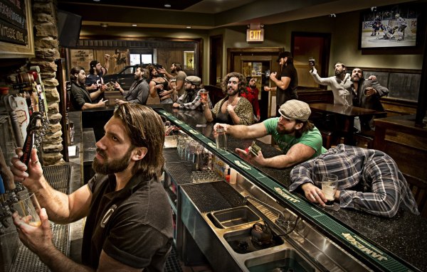 Люди в пабе