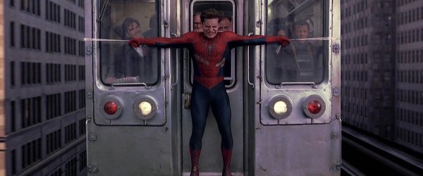 Тоби Магуайр останавливает поезд