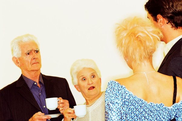 Парень знакомится с родителями девушки