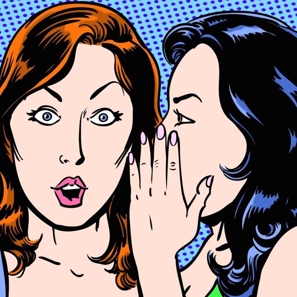 Девушка шепчет на ухо