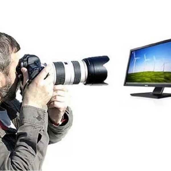 Фотограф фоткает монитор