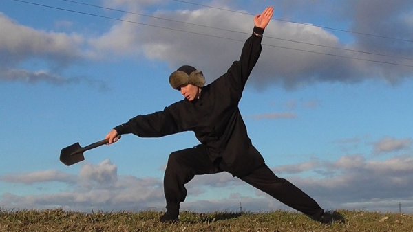 Замахивается лопатой