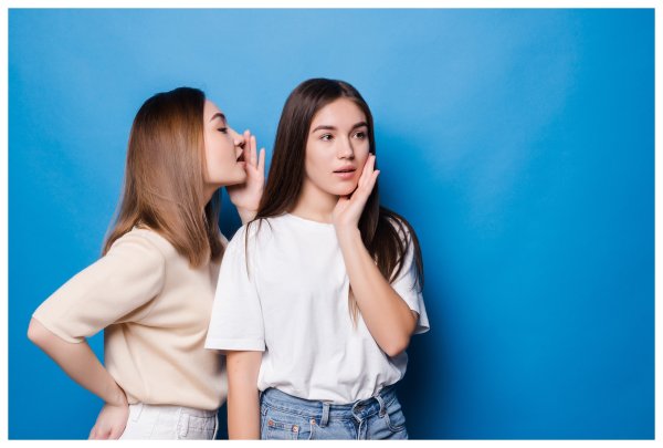 Девушки шепчутся