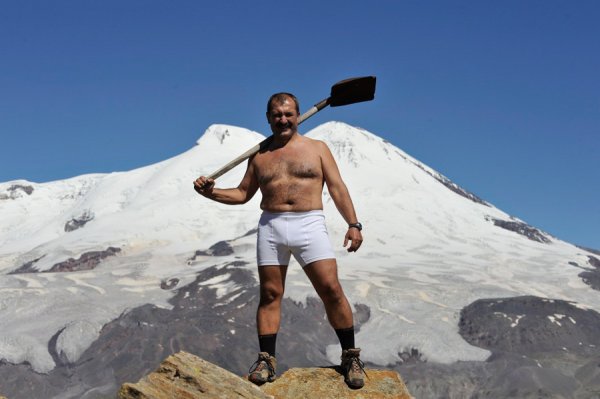 Чувак с лопатой