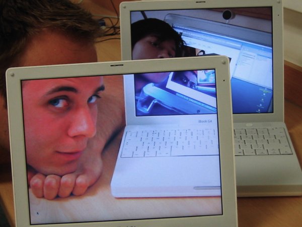 ПАПИЧ фоткает монитор