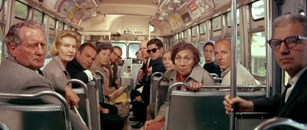 Автобус едет