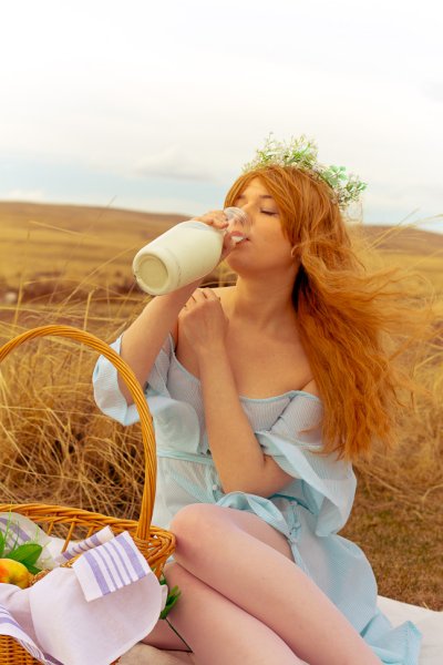 Деревенская девушка с молоком