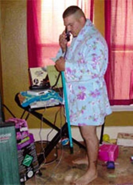 Толстый мужчина в халате