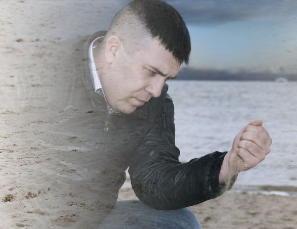 Грустный мужик с песком